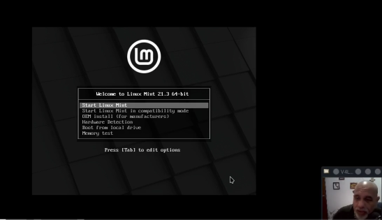 Captura de pantalla del sistema operativo linuxmint y el grub de instalación, en pantalla ademas rikylinux