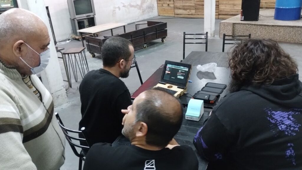 Un grupo de personas al rededor de Wawa laptop
